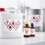 Simbol GHS untuk label bahan kimia pada kemasan industri—contoh pictogram bahaya yang umum dipakai di pabrik
